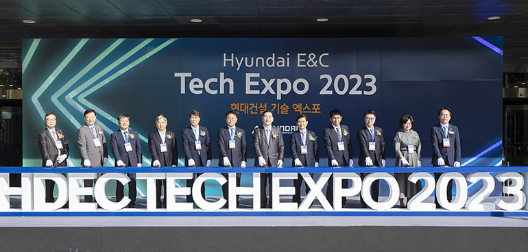 ‘현대건설 기술 엑스포 2023’ 개막식 사진. 현대건설은 12일(목) 종로구 계동에 위치한 현대사옥에서 ‘현대건설 기술 엑스포 2023’을 개최했다. 현대건설 윤영준 사장(오른쪽에서 6번째)과 건축·건설 업계 주요 인사들이 오프닝 세리머니를 진행하고 있다 